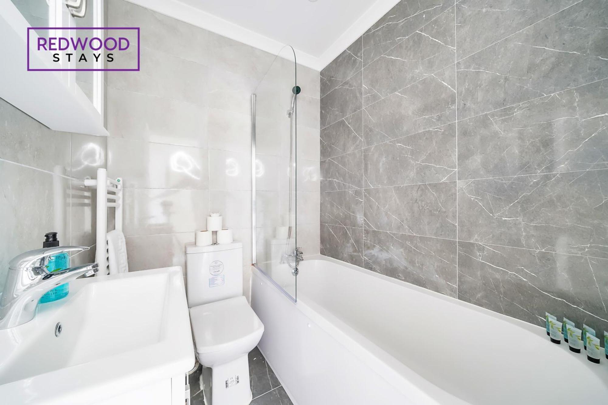 Brand New, 2 Bed 1 Bath, Modern Town Center Apartment, Free Wifi & Netflix By Redwood Stays Олдершот Екстер'єр фото