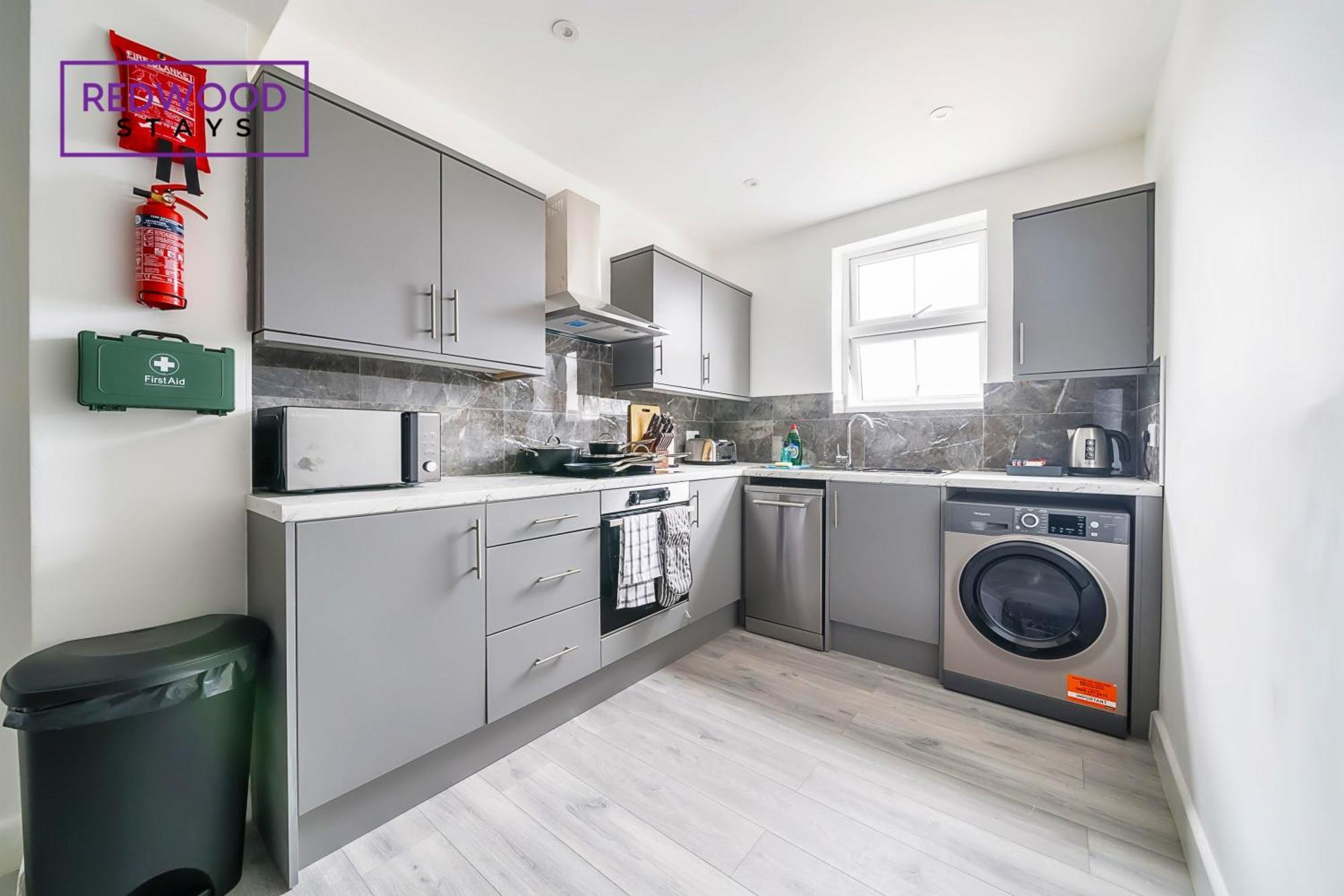 Brand New, 2 Bed 1 Bath, Modern Town Center Apartment, Free Wifi & Netflix By Redwood Stays Олдершот Екстер'єр фото