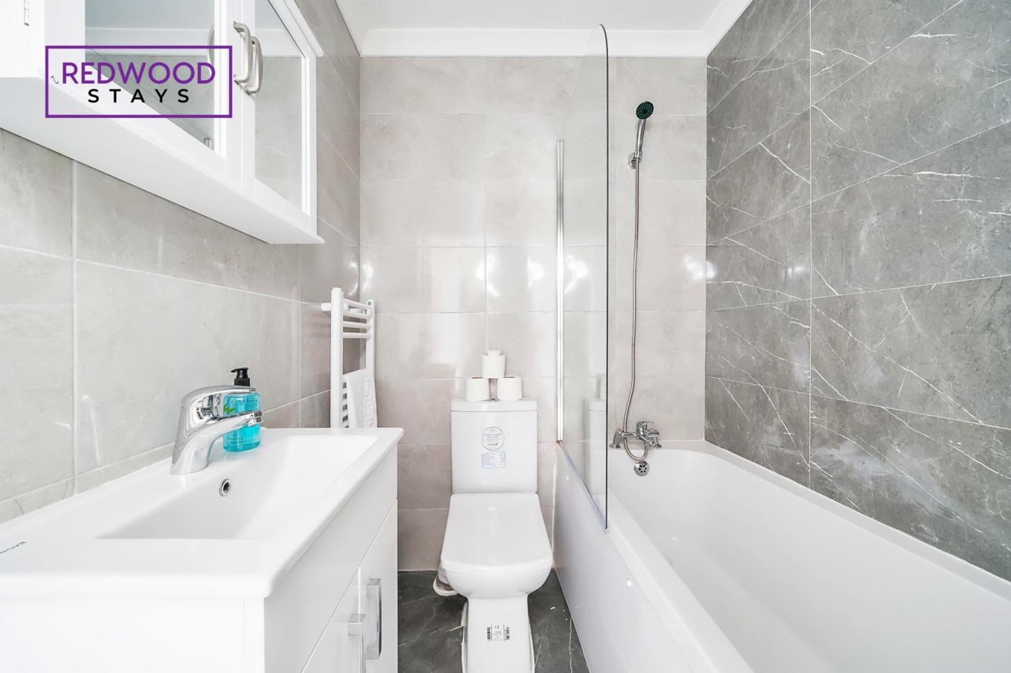 Brand New, 2 Bed 1 Bath, Modern Town Center Apartment, Free Wifi & Netflix By Redwood Stays Олдершот Екстер'єр фото